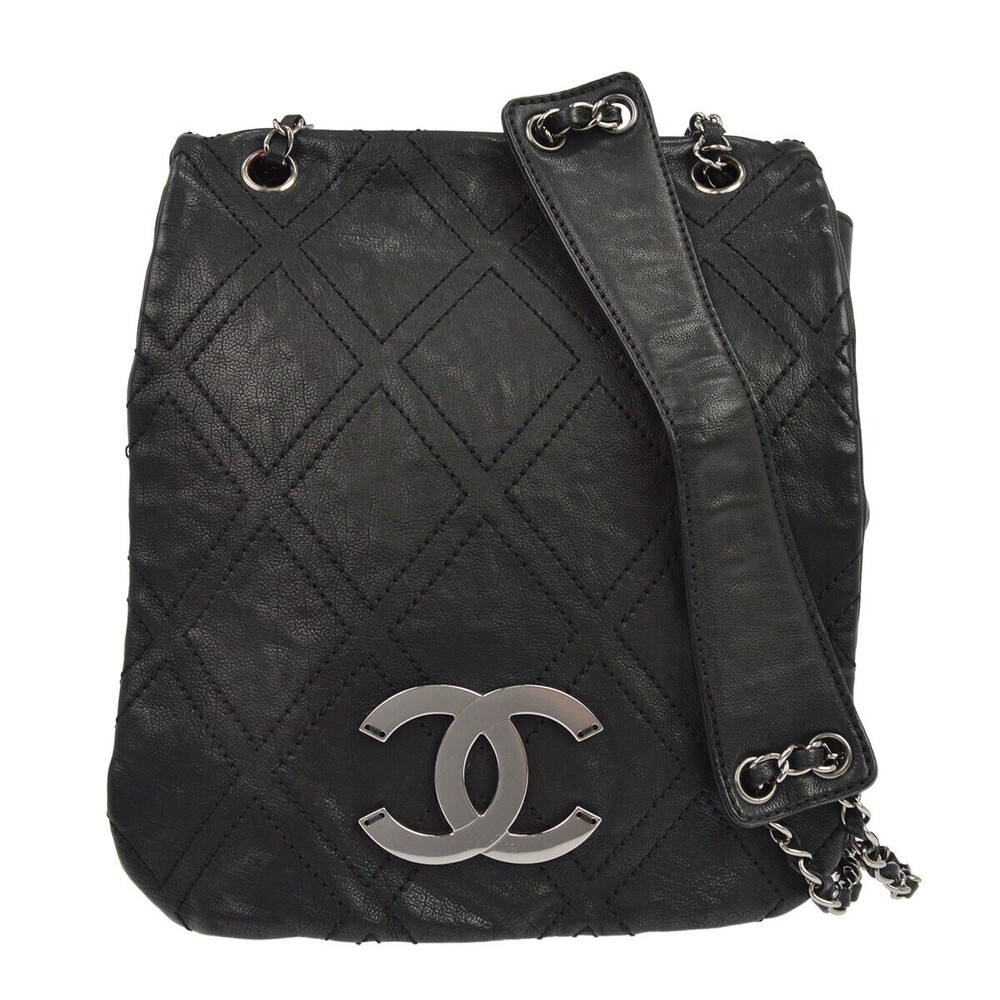 Chanel Diamond Stitch Messenger Quilted Calfskin Medium